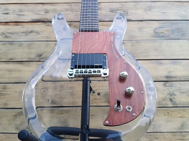 Фото: Dan Armstrong Ampeg (Acrylic Guitar) — та же легендарная "плексигласовая" гитара, только за адекватные деньги