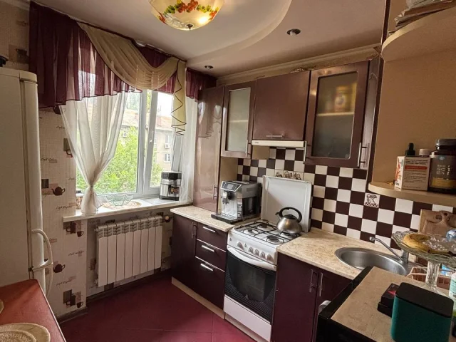 Фото: Продам 3-х комнатную квартиру с гаражом на Микрорайоне (район Елены) 5 этаж 5 этажного дома. 51 квадратных метров. Кварт