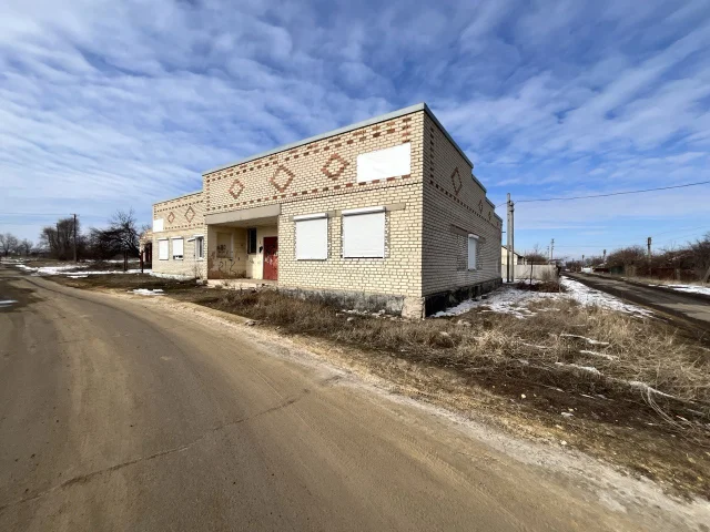Фото: Продам нежилое помещение, в черте г. Луганска, 3-й Мариупольский проезд, площадь 300 кв. м. Здание из кирпича, крыша шиф