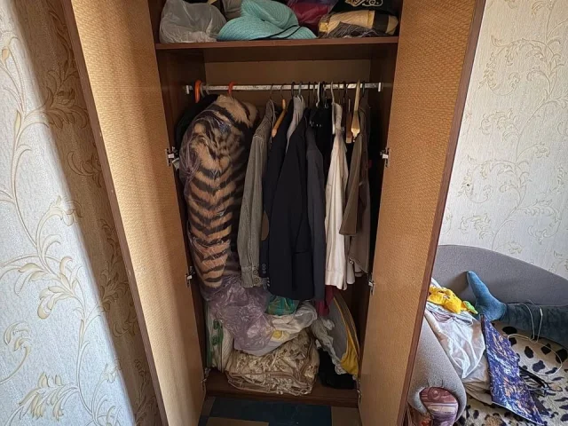 Фото: Шкафы платяные с полками