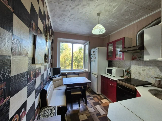 Фото: Продам 3х ком.кв-ру, ул.60 лет СССР 24, 3/9, ж/м Комсомолец. Лифт работает, состояние хорошее жилое. Окна пластик, лоджи