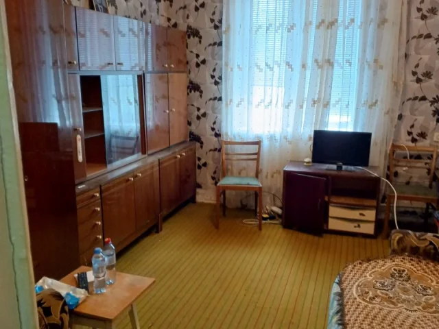 Фото: Продам двухкомнатную квартиру первый этаж трёхэтажного дома, г. Стаханов, ул. К. Либкнехта дом 82. Дом кирпичный, высоки