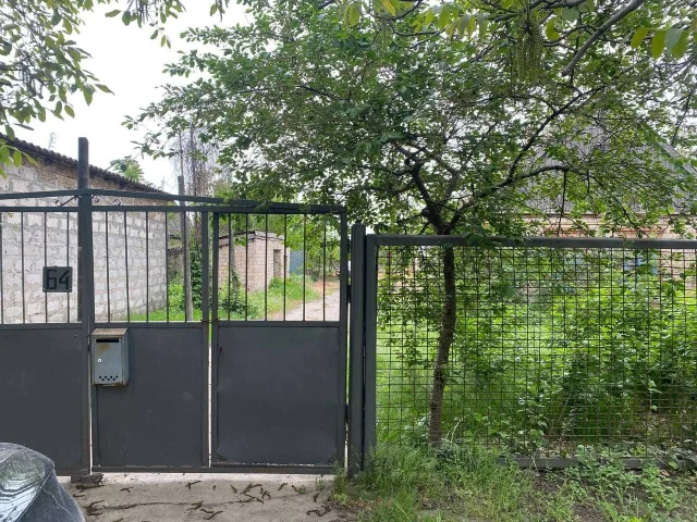 Фото: ❗️❗️❗️Аренда полдома в центре города ! Под жилье или склад . Вода и туалет на улице. Отопление печное. Приготовление пищ