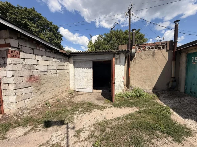 Фото: Продам капитальный гараж, г. Луганск, кв. Шевченко (р- н ДС Незабудка), общая площадь 20 кв. м. (гараж 6,4м.* 3,1м.). В 
