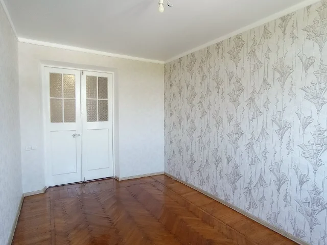 Фото: Горловка. Продам 2 ком. кв-ру, пр. Победы 17, 4/4. Крупногабаритная сталинка, самый центр города. Общая площадь-60 м. кв