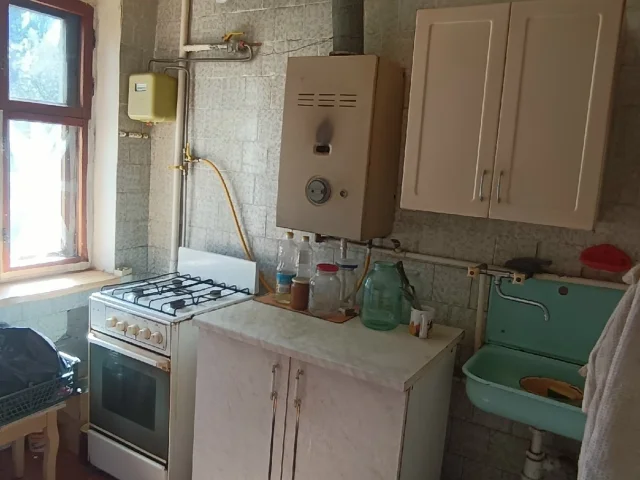 Фото: Горловка! Сдам 1-о ком.кв-ру по ул. Пушкинской , 49, 2/5. Газовая колонка-автомат. Есть мебель, холодильник, телевизор, 