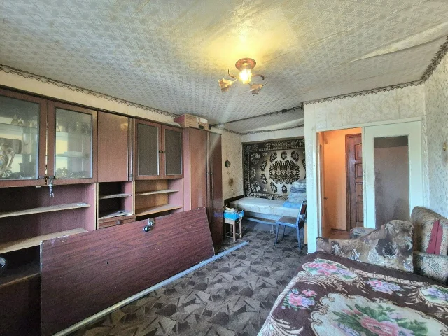 Фото: Продам 1ком.кв-ру, ул.Болотникова 1, 2/9. Не угловая , 35 кв.м., комната с нишей 18 кв.м., есть вместительная кладовая, 