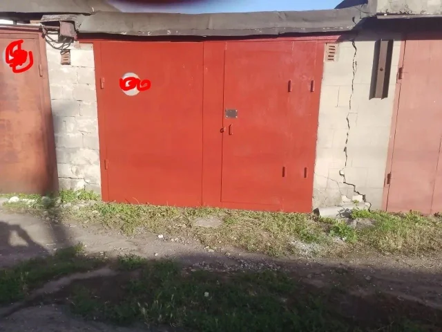Фото: Продам хороший капитальный гараж в кооперативе "Спутник", г. Луганск.В гараже новая крыша, есть смотровая яма, подвал, э