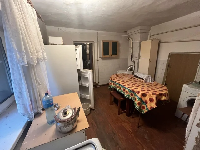 Фото: Продам дом в г. Луганск, тупик 1- го Мая (р- н ост. Чапаева), площадь 70 кв. м. В доме: 3 изолированные и 1 проходная ко
