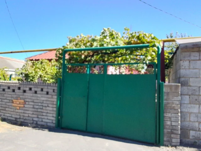 Фото: Предлагается в продажу дом в с. Агробаза (4 км от Мариуполя). 15 соток приватизированной земли, гараж, летняя кухня боль
