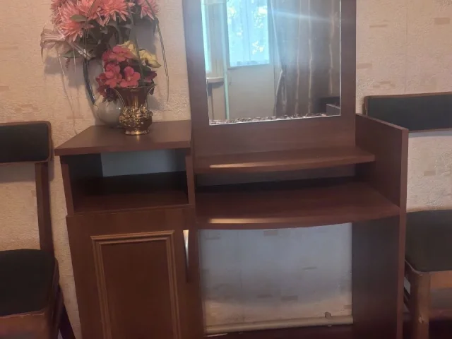 Фото: Продам туалетный столик в отличном состоянии. Цена 1000 рублей. Самовывоз г. Кировск