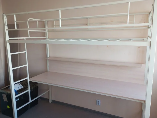 Фото: Продаётся кровать+стол, размер 90×190см. На 1м. ярусе стол, на 2м.ярусе кровать. Была в использовании 1 месяц. Цена 1700