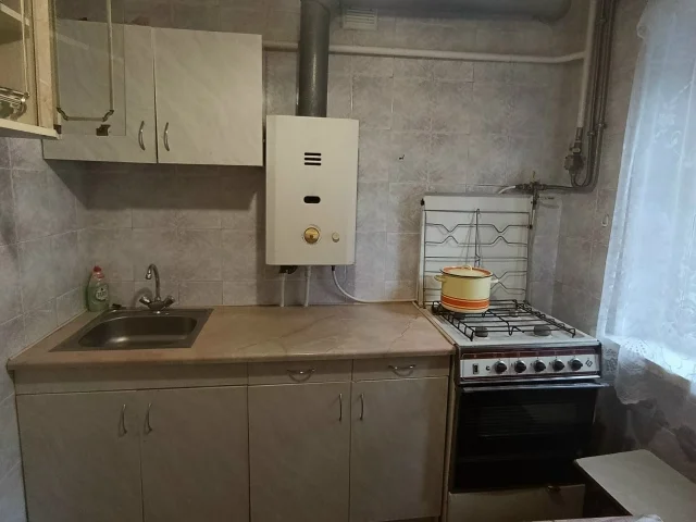 Фото: Продам 1ком. кв-ру, ул. Остапенко 4, 1/5. Общая площадь-30,5 м.кв, пристроен добротный балкон с погребом, качественная в