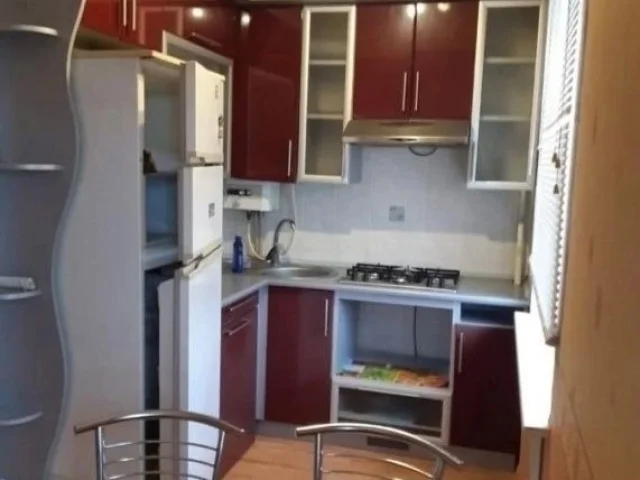 Фото: Продам 2 ком.кв., пр.Победы 140, 5/5 (возле центральной библиотеки), не угловая,пластиковые окна,балкон застеклён,колонк