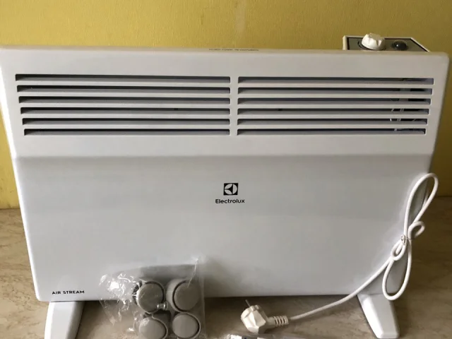 Фото: Продам новый Обогреватель Electrolux Air Stream ECH/AS-1500MR.Мощность 1500/750Вт. Площадь обогрева:7-20кв метров. 3500