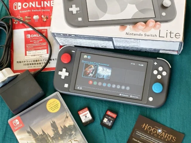 Фото: Продам Nintendo switch Lite в новом состоянии ,полный оригинальный комплект + две игры так же поклеяно защитное стекло .
