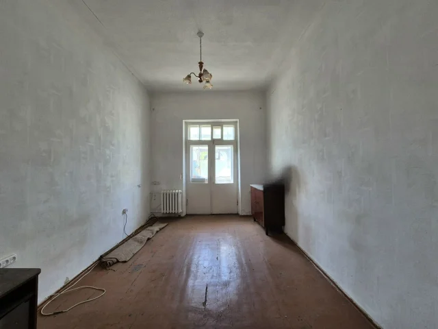 Фото: Продам 3х ком. кв-ру, ул.Мориса Тореза 1, 2/3, р-он к-ра Ровесник. Сталинка, 69 кв.м., потолки 3,3 метра, не угловая, от