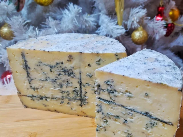 Фото: Продаётся домашний сыр из коровьего молока, с благородной плесенью. Пикантный аромат, нежная текстура, запоминающийся вк