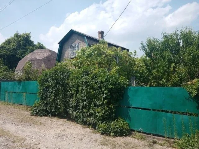 Фото: Продам дачу ,возле Каменска . Участок 5 соток (приватизирован) ухоженный участок,на нем стоит двухэтажный домик,есть эле