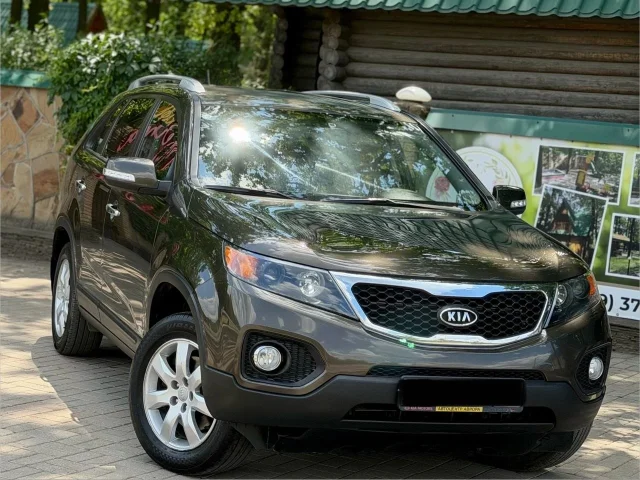 Фото: Kia Sorento мотор 2 4 кпп Автомат 2011г ( Пробег 130 РОДНОЙ )цена 1450000 торг два комплекта резины Работающий полный пр