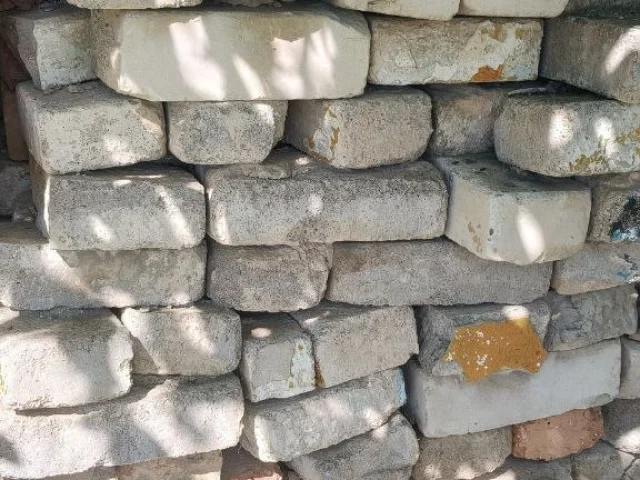 Фото: Донецк. Киевский район. Продам б/у кирпич цена 10 руб/шт. Самовывоз