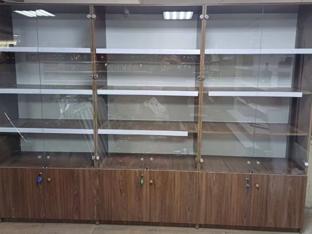 Фото: СРОЧНО ПРОДАМ ШКАФ - ВИТРИНА с замком