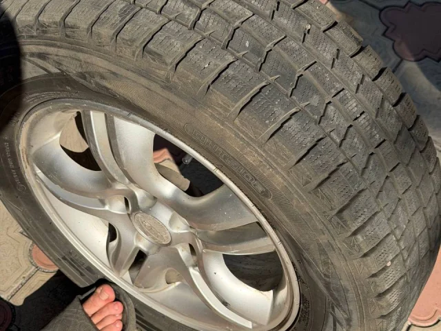 Фото: Продаю комплект из 4 нешипованных зимних шин (липучка) Dunlop SP Winter Maxx WM01 в размере 215/65 R16