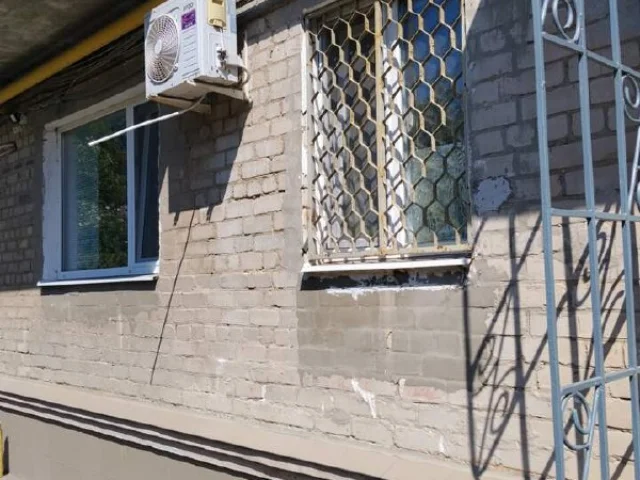Фото: г. Бердянск 🏖. Продается двухкомнатная квартира общей площадью 44 кв.м, на 1 этаже пятиэтажного жилого дома, прямо на бе