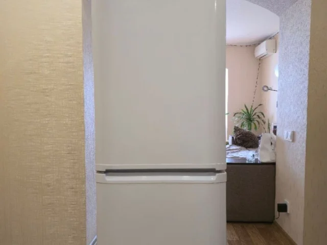 Фото: Продаю холодильник БУ Hotpoint Ariston в хорошем состоянии самовывоз есть грузовой лифт