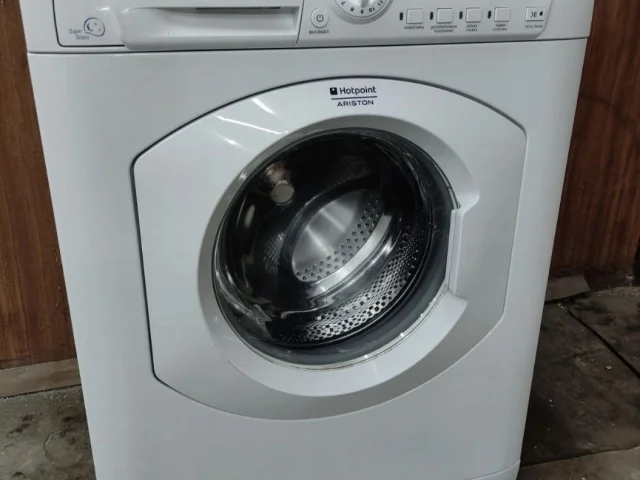 Фото: Стиральная машина Hotpoint - Ariston, отличное состояние, в пользовании не долго, узкая, глубина 40см, инверторный двига