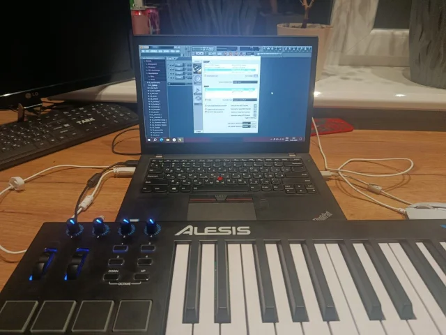 Фото: MIDI клавиатура/синтезатор Alesis V25