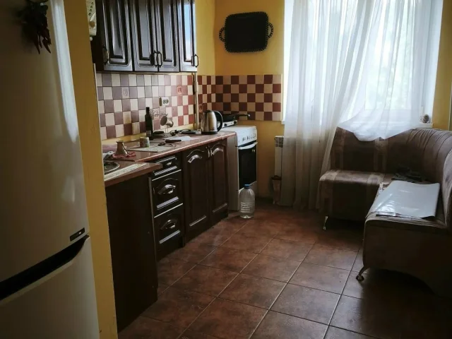 Фото: Продам 4-х ком. кв-ру, ул. 60 лет СССР 49 8/9. Крыша не течет, лифт не работает, тамбур на одного хозяина,новая входная 