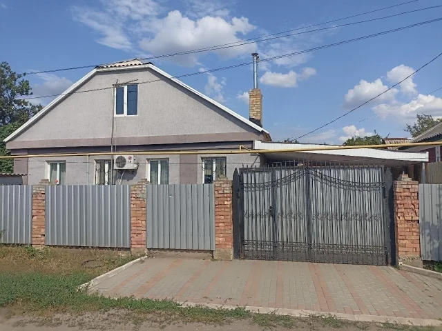 Фото: Продам дом, ул.Сивашская, 56 кв.м. Дом из шпал, обложен кирпичом и утеплен, газифицирован. Проводка медная, батареи чугу