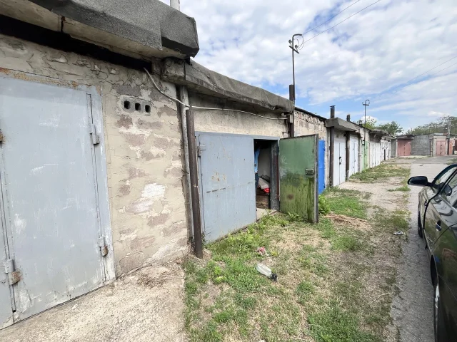 Фото: Продам капитальный гараж из шлакоблока, г. Луганск, ул. Южнорадиальная (р- н Транспеле), площадь 18 кв. м. (3м.* 6м.), к