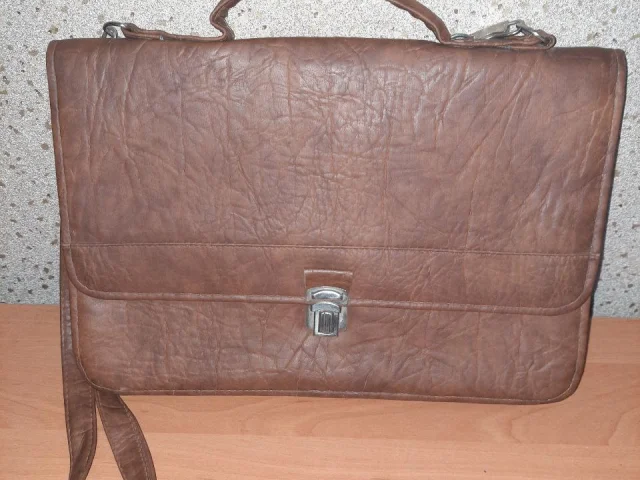 Фото: Продаёться сумка-портфель 22×34см, кожзам, новая. Цена 1000рублей.т