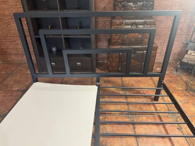 Фото: Продаётся стильная двуспальная кровать в стиле Loft размером 140x200 см. Каркас выполнен из прочного металла, что обеспе