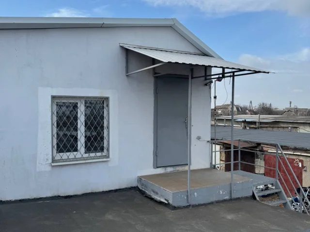 Фото: Продается 4 гаража, на втором этаже комната и кухня с мебелью