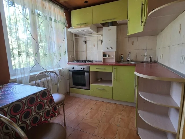Фото: Горловка! Продам 2-х ком. кв-ру по ул. Остапенко, 56. 2/5, не угловая. Комнаты раздельные. Окна пластик, балкон застекле