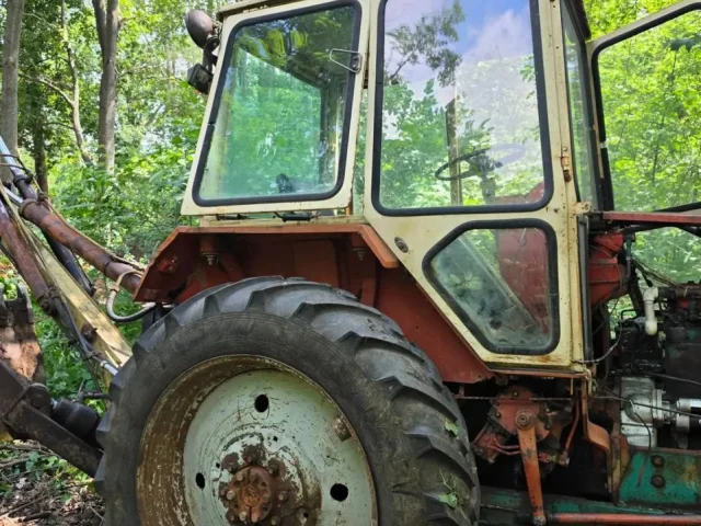 Фото: Здравствуйте. Продам колесный экскаватор ЮМЗ ЭО2621 1991 г. На ходу , документы в порядке . Заводится хорошо , копает .