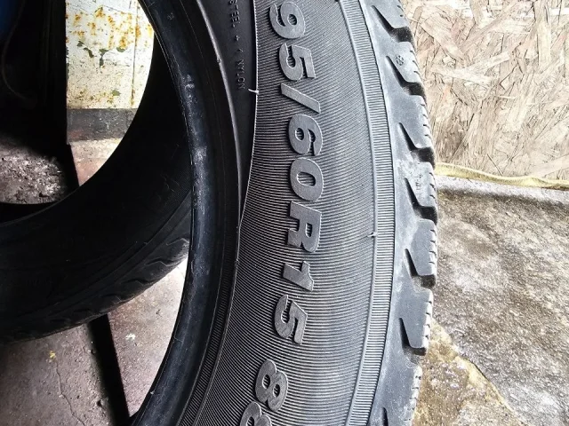 Фото: Шины 195/60 R15 в хорошем состоянии почти новые 6000р за пару. Макеевка
