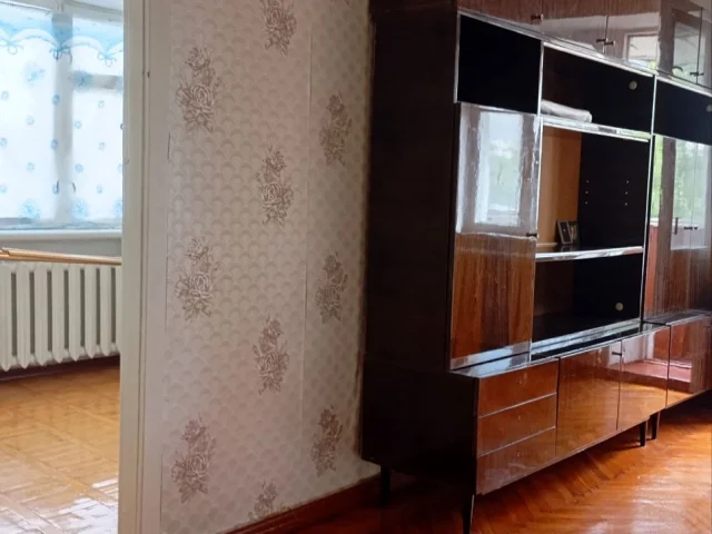 Фото: Продам 2-х комнатную квартиру на 5-м этаже в районе площади Победы (центр города). Окна выходят на две стороны. Без ремо