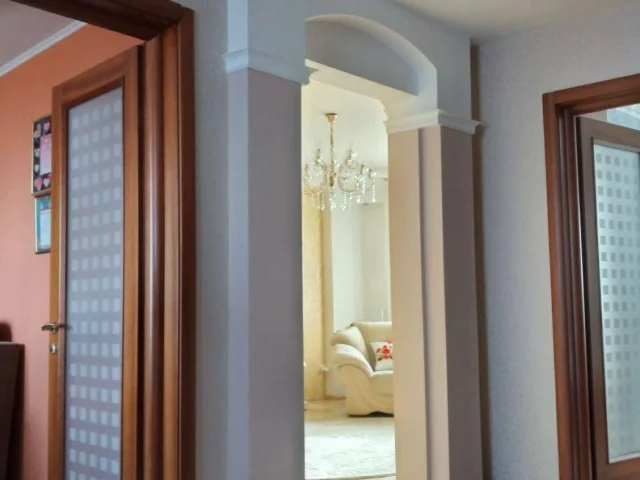Фото: Продаётся уютная квартира на площади Будённого в стиле «Версаль» . Двухсторонняя планировка и безупречный стиль обеспечи