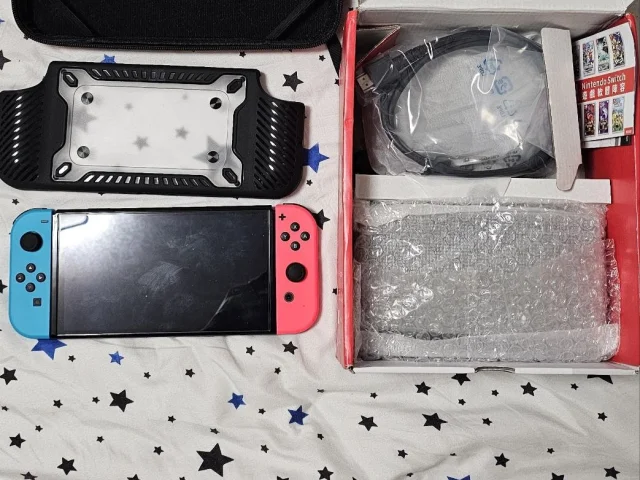 Фото: Игровая приставка nintendo switch oled 1гб,играли пару раз,состояние новой, ей 3 месяца доки,коробка всё есть