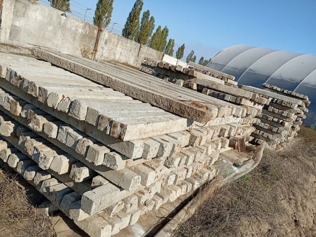Фото: Продам виноградные столбы б/у. 1,0м - 30₽; 1,2м - 50₽, 2,4м- 70₽. Каховка. или л/с