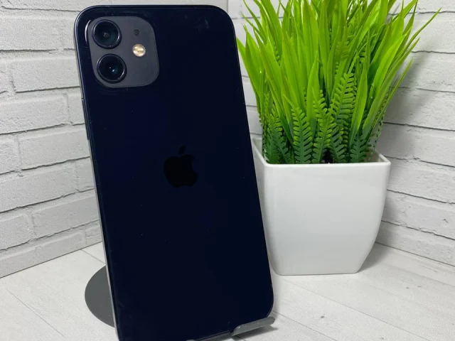 Фото: iPhone 12 на 64 гб