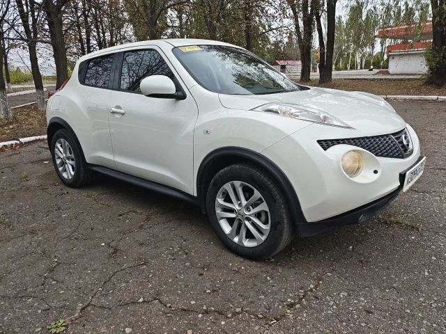 Фото: Продаётся Nissan Juke 2014 г., 1.6 л, вариатор. Машина из одной семьи с салона, родной окрас — белый перламутр. Комплект