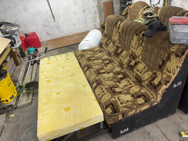 Фото: Продам мягкий уголок в хорошем состоянии. Длина 2.70. 12 тыс руб. Стаханов