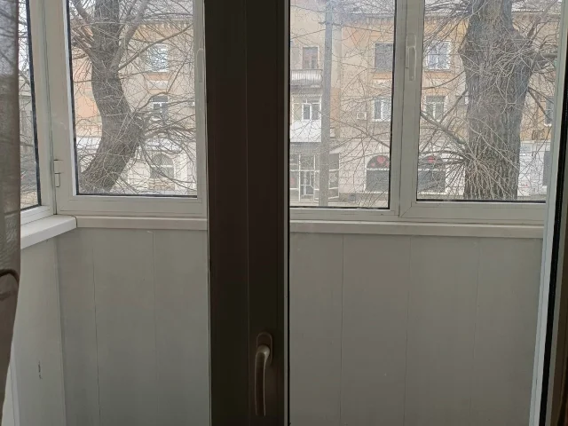Фото: Продам 2-х комнатную квартиру, ЦГР, ул. Мориса Тореза 1, 2/3, Сталинка, общая площадь 56м.кв.,не угловая, окна пластик, 
