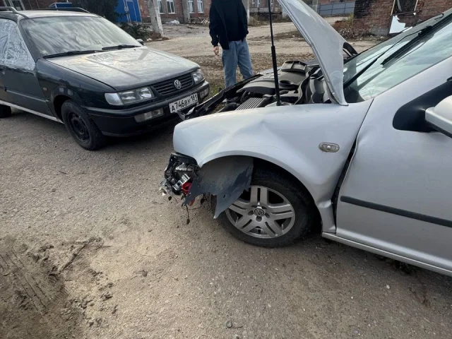Фото: Продам фольцваген гольф 4 , 2000г. Мотор 1.6 коробка Автомат , климат , 4 стеклоподъемника.После ДТП. Под разбор или вос