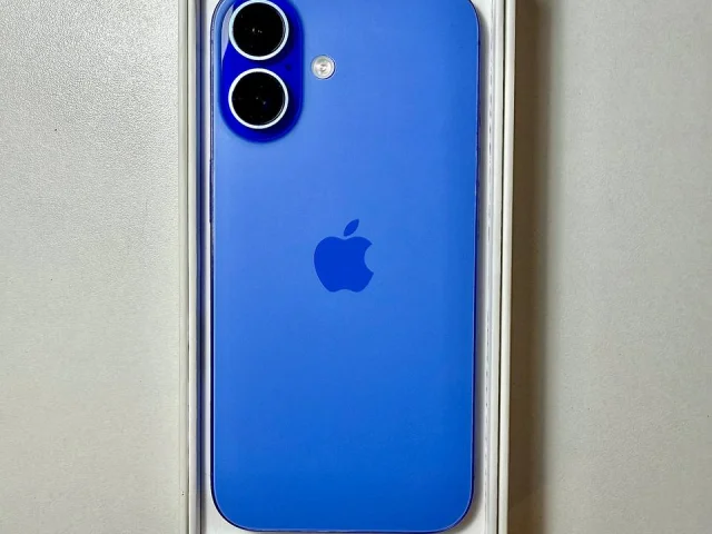 Фото: iPhone 16 128 ГБ SIM-eSIM, состояние нового телефона. Батарея 100%. На гарантии в Apple Hub до 2027 года. Полный родной 